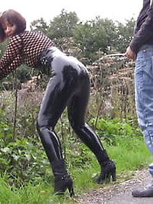 Outdoor Pisse Und Sperma Fuer Die Latexsau - Gabriela-Bitch