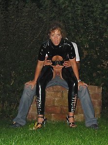 Latex Schlampe Outdoor Sperma In Maulfotze - Gabriela-Bitch