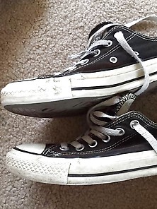 Cute Teen Shows Her Feet & Converse