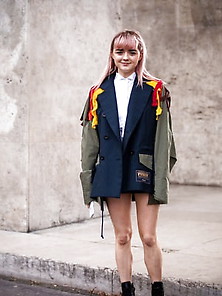 Maisie Williams Sacai Show (Paris Fw)