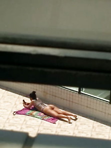 Gostosa Tomando Sol