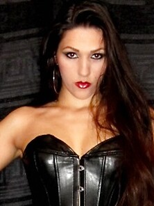 Brunette Dark Misstress Perform