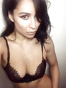 Cassie Steele Sexy Photo