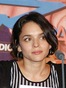 Norah Jones Is A Hot Oriental Crooner