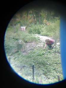 Nachbarin Mit Dicken Eutern Bei Der Gartenarbeit