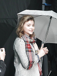 Chloe Moretz Bts The Widow In Dublin (9-15-17)