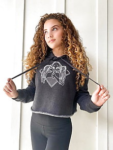 Sofie Dossi 18Yo Performer