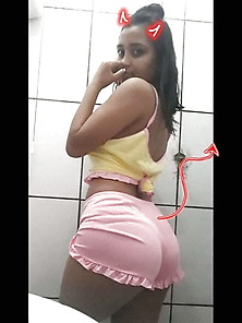 Safada Mostrando A Bunda