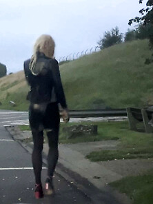 Tranny with glasses gets her ass rammed